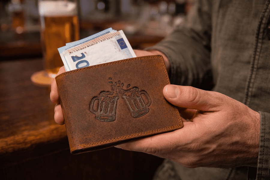 ruky muža držiace peňaženku bez zap. - Pivo mk